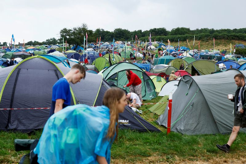 &copy; Reuters. Pessoas chegam para participar do Festival de Glastonbury
21/06/2023
REUTERS/Jason Cairnduff