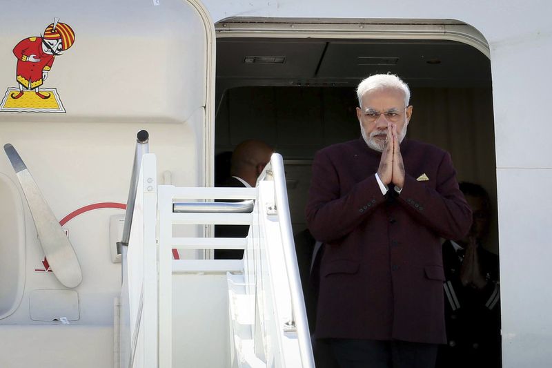 &copy; Reuters. Indian Prime Minster Narendra Modi walks out of the airplane as he arrives at JFK airport in New York September 26, 2014, a day before his appearance at the United Nations General Assembly. Modi kicked off his maiden visit to the United States as India's 