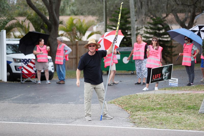 &copy; Reuters. FILE PHOTO: Anti-abortion activists and protesters shout at patients arriving outside of Bread and Roses Woman's Health Center, a clinic that provides abortions in Clearwater, Florida, U.S. February 11, 2023.  REUTERS/Octavio Jones/ File Photo