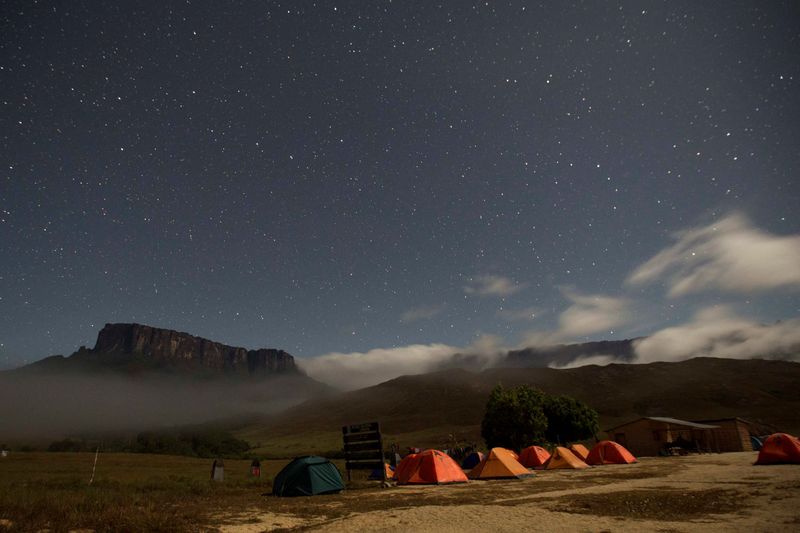 &copy; Reuters. FILE PHOTO: Kukenan (L) and Roraima mounts are seen from the Tec Camp, near Venezuela's border with Brazil January 14, 2015. REUTERS/Carlos Garcia Rawlins/File Photo
