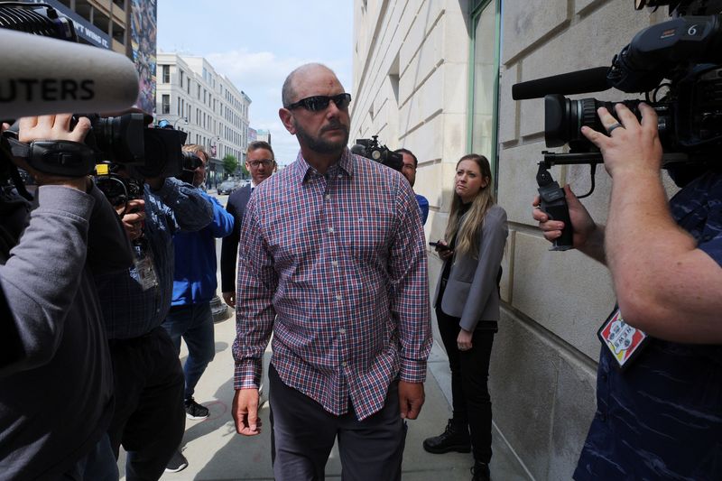 &copy; Reuters. Jack Michael Teixeira chega para a audiência de detenção de seu filho, Jack Douglas Teixeira, guarda Nacional dos EUA acusado de vazar segredos militares, no tribunal federal em Worcester, Massachusetts
19/05/2023
REUTERS/Brian Snyder