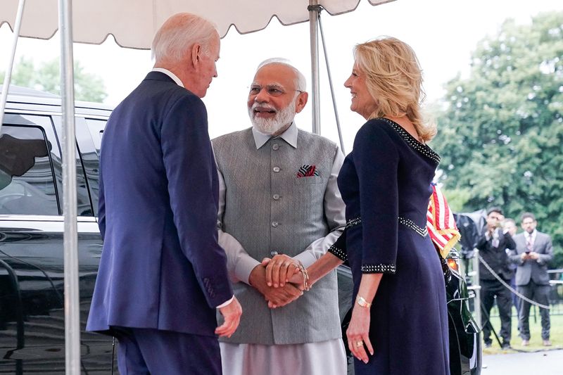 © Reuters. U.S. President Joe Biden and first lady Jill Biden welcome Prime Minister of India Narendra Modi to the White House in Washington, U.S., June 21, 2023. REUTERS/Elizabeth Frantz