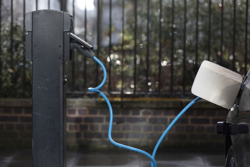 &copy; Reuters. A car is plugged in at a charging point for electric vehicles in London, Britain, March 6, 2018. REUTERS/Simon Dawson/FILE PHOTO