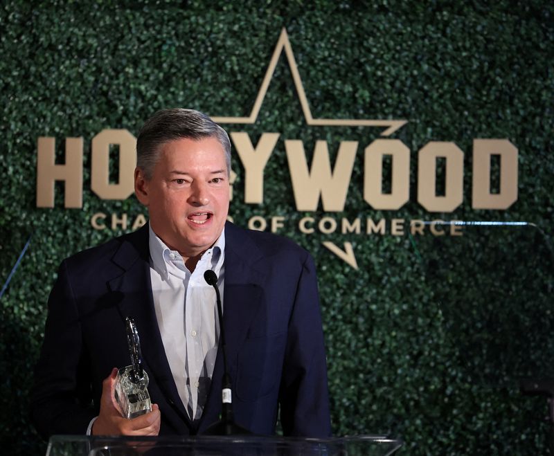 &copy; Reuters. Netflix Co-CEO Ted Sarandos accepts the 2022 Economic Development Visionary Award during the Hollywood Chamber of Commerce 2022 Economic Development Summit in Los Angeles, California, U.S., August 25, 2022. REUTERS/Mario Anzuoni/FILE PHOTO