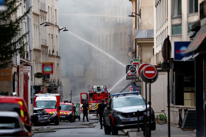 &copy; Reuters. Des pompiers français travaillent après l'incendie de plusieurs bâtiments suite à une explosion de gaz dans le cinquième arrondissement de Paris. /Photo prise le 21 juin 2023/REUTERS/Gonzalo Fuentes