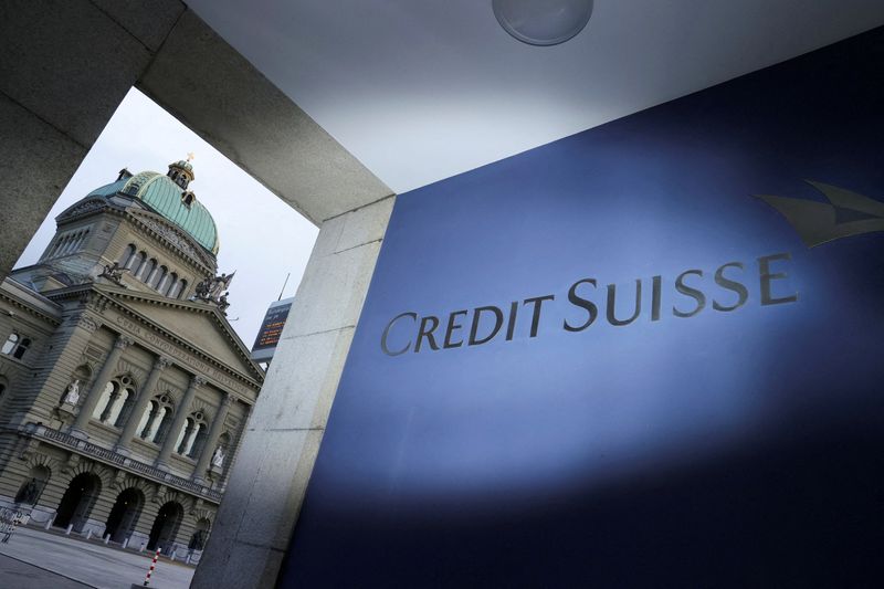 &copy; Reuters. Logo du Credit Suisse devant le bâtiment du Parlement suisse, à Berne, en Suisse. /Photo prise le 19 mars 2023/REUTERS/Denis Balibouse