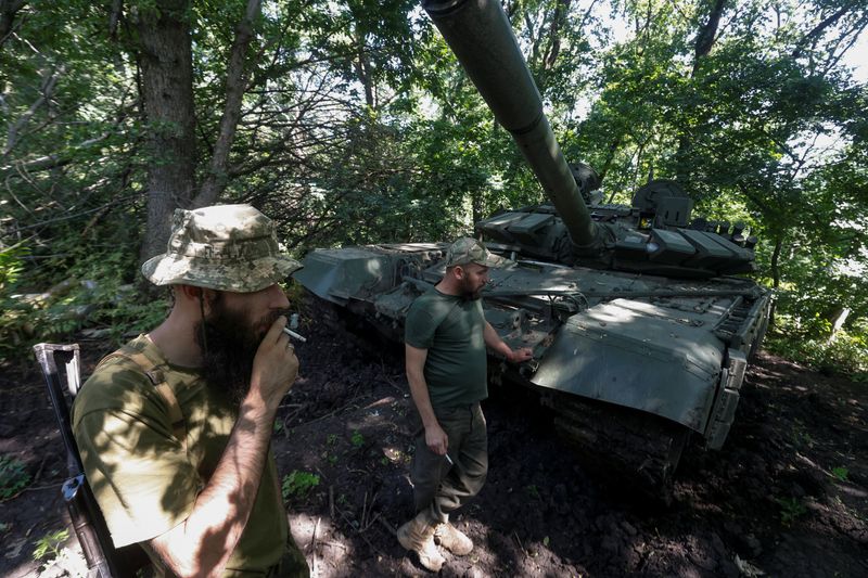 &copy; Reuters. Des militaires ukrainiens tiennent une position près de la ville de première ligne de Bakhmut, dans la région de Donetsk. /Photo prise le 19 juin 2023/REUTERS/Radio Free Europe/Radio Liberty/Serhii Nuzhnenko