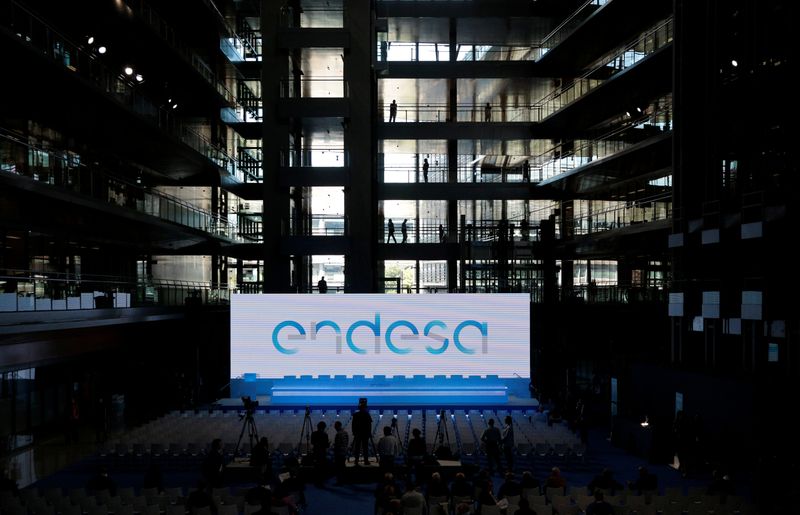&copy; Reuters. Il logo della società elettrica spagnola Endesa è visibile su uno striscione all'interno della sua sede centrale a Madrid, Spagna, 26 aprile 2016. REUTERS/Andrea Comas