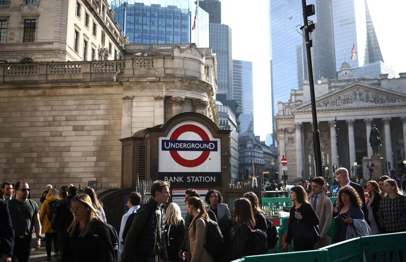 &copy; Reuters. FILE PHOTO: People walk outside the Bank of England in the City of London financial district in London, Britain May 11, 2023. REUTERS/Henry Nicholls/File Photo