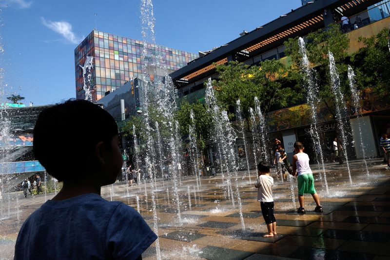 &copy; Reuters. Crianças se refrescam em fonte de água durante onda de calor em Pequim, China
22/06/2023
REUTERS/Tingshu Wang