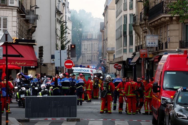 &copy; Reuters. Bombeiros e socorristas trabalham após incêndio atingir vários edifícios, em Paris, França
21/06/2023
REUTERS/Gonzalo Fuentes