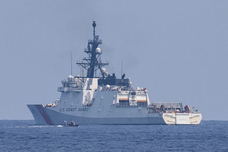 &copy; Reuters. Um barco da guarda costeira filipina navega ao lado do navio americano "Stratton" (WMSL 752)
06/06/2023
REUTERS/Eloisa Lopez