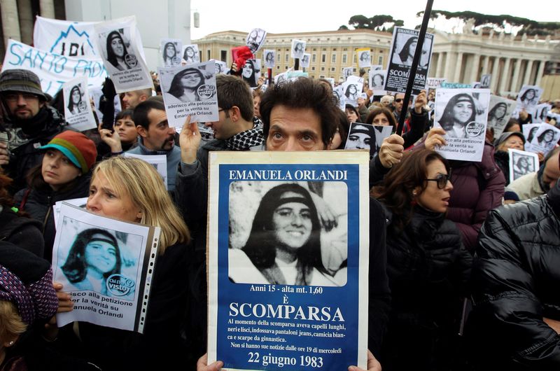 &copy; Reuters. Pietro, irmão de Emanuela Orlandi, desaparecida no Vaticano há 40 anos, segura cartaz com foto de sua irmã na Praça São Pedro
18/12/2011 REUTERS/Stringer