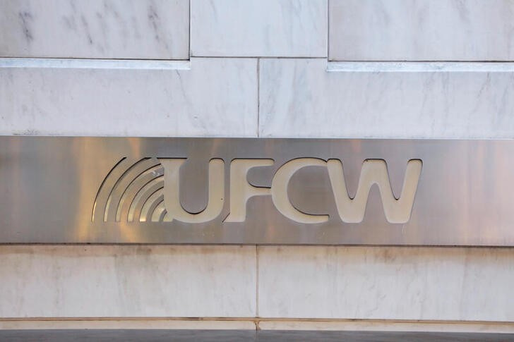 &copy; Reuters. The United Food & Commercial Workers International Union (U.F.C.W) logo is seen at their headquarters in Washington, D.C., U.S., August 30, 2020. REUTERS/Andrew Kelly
