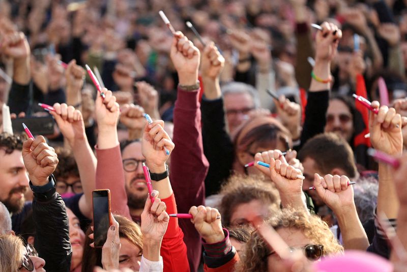 &copy; Reuters. FOTO DE ARCHIVO: Varias personas sostienen bolígrafos en señal de protesta después de que el Gobierno de derechas de Italia dijera al ayuntamiento de Milán que dejara de registrar a los hijos de padres del mismo sexo en Milán, Italia, 18 de marzo de 