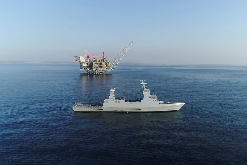 &copy; Reuters. سفينة عسكرية إسرائيلية قرب حفل للغاز الطبيعي في البحر المتوسط في صورة من أرشيف رويترز.
