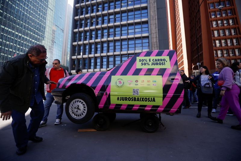 &copy; Reuters. Carro cortado ao meio para ilustrar que metade do custo corresponderia a juros, em manifestação de sindicalistas contra juros altos, em frente à sede do Banco Central em São Paulo
20/06/2023
REUTERS/Amanda Perobelli