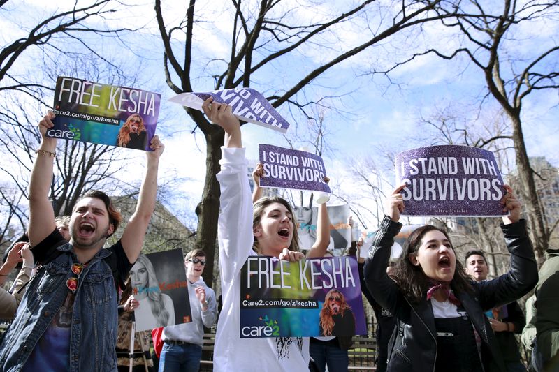 &copy; Reuters. FILE PHOTO: Protesters demonstrate in support of the singer Kesha outside of Sony headquarters in New York March 11, 2016. REUTERS/Lucas Jackson/File Photo