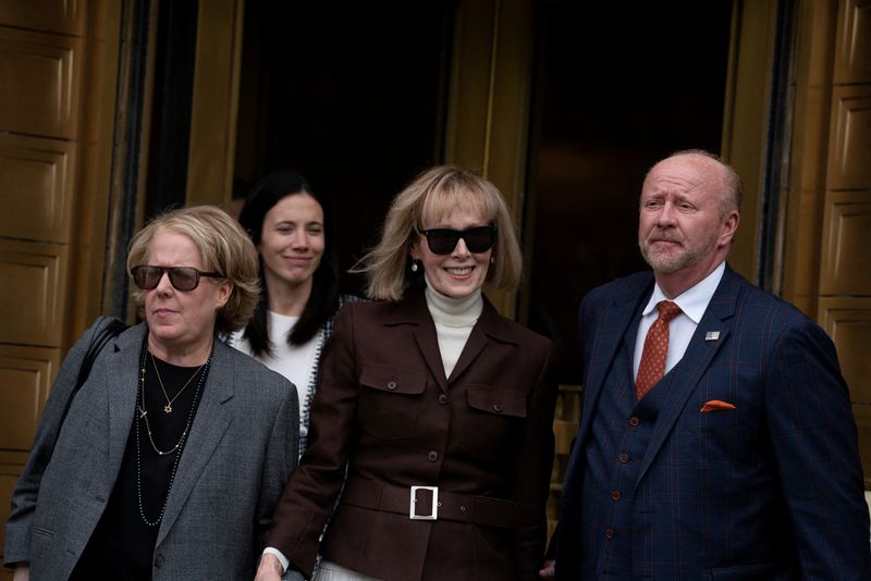 &copy; Reuters. E. Jean Carroll (ao centro) deixa tribunal em Nova York
09/05/2023
REUTERS/David Dee Delgado