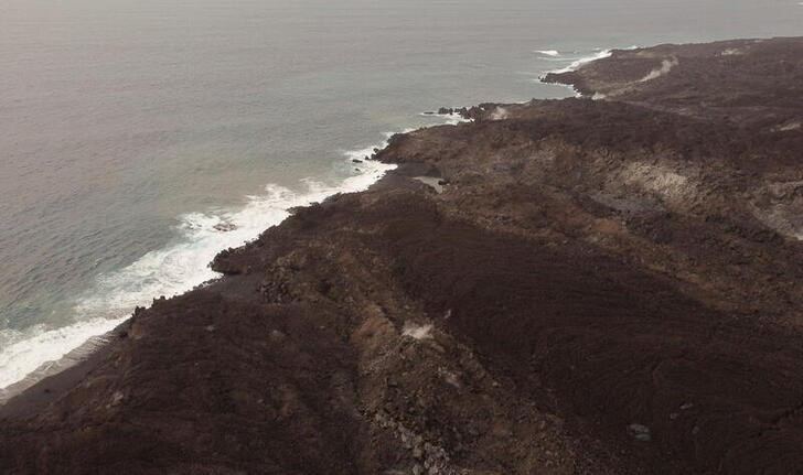 &copy; Reuters. スペインのカナリア諸島付近で２２日、４隻の船から計２２７人の移民が救助された。写真は、同諸島のラ・パルマ島の海岸線。２０２２年１月２０日に撮影。（２０２３年　ロイター／Bor