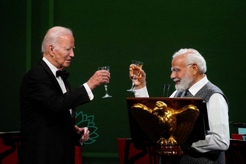 © Reuters. U.S. President Joe Biden and India's Prime Minister Narendra Modi raise a toast during an official state dinner at the White House in Washington, U.S., June 22, 2023. REUTERS/Elizabeth Frantz     TPX IMAGES OF THE DAY
