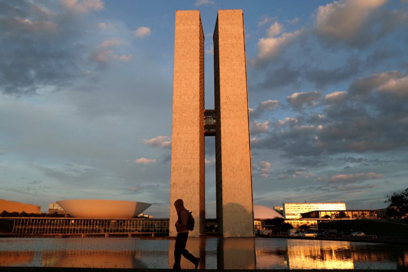 &copy; Reuters. FOTO DE ARCHIVO: Un hombre camina cerca del edificio del Congreso Nacional, en medio del brote de la enfermedad por coronavirus (COVID-19), en Brasilia, Brasil. 19 de marzo, 2021. REUTERS/Ueslei Marcelino