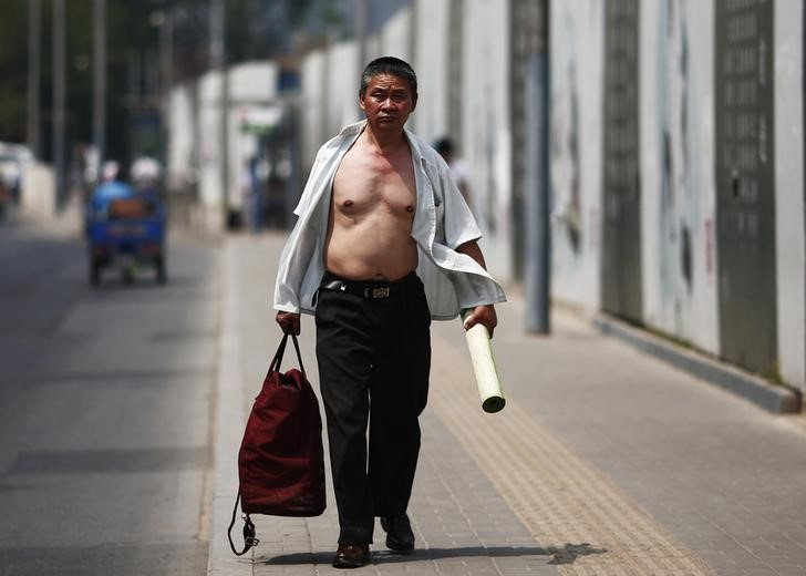 &copy; Reuters. 中国の首都北京市は２３日、市内の大半の地域で４０度まで気温が上昇する可能性があるとし、高温警戒レベルを最も高い「赤」に引き上げた。写真は、２０１４年５月３０日に３７度に上