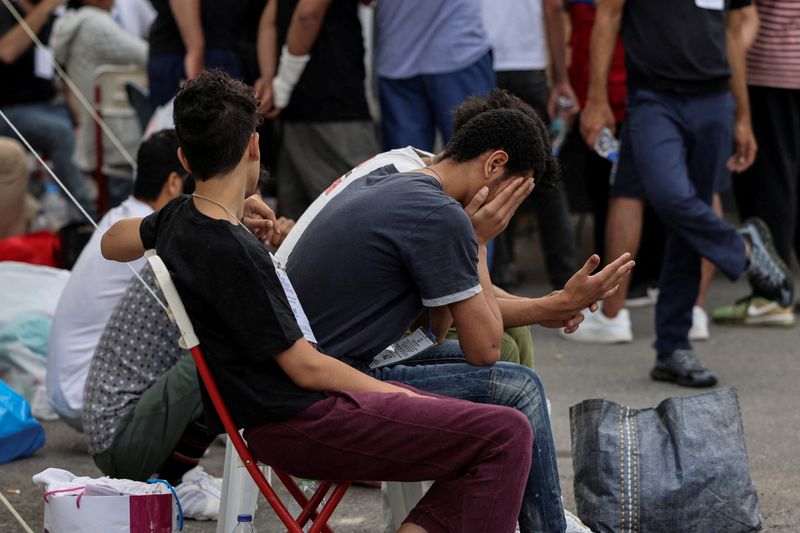 &copy; Reuters. FILE PHOTO: Migrants, survivors of a deadly shipwreck after a boat capsized at open sea off Greece, wait to board a bus as they are being transferred to Athens from the port of Kalamata, Greece, June 16, 2023. REUTERS/Stelios Misinas/File Photo