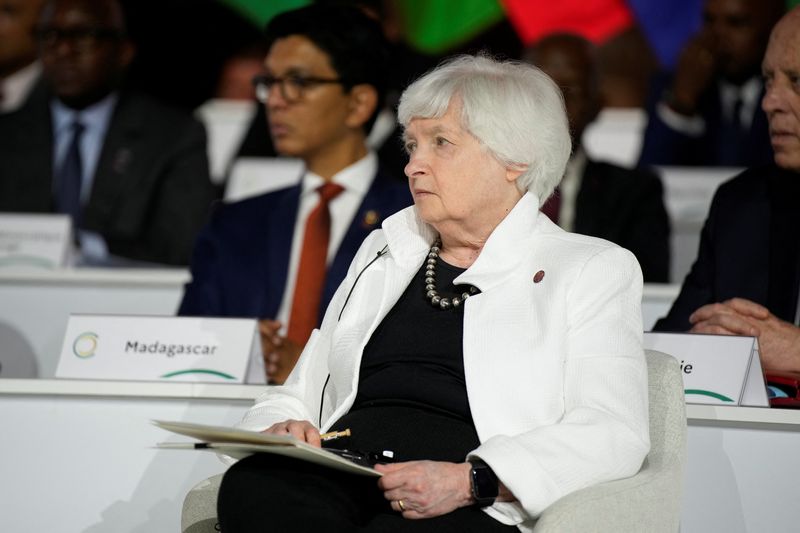 &copy; Reuters. La secretaria del Tesoro estadounidense, Janet Yellen, escucha durante la sesión de clausura de la Cumbre del Nuevo Pacto Financiero Global, en París, Francia. 23 de junio de 2023. Lewis Joly/Pool vía REUTERS