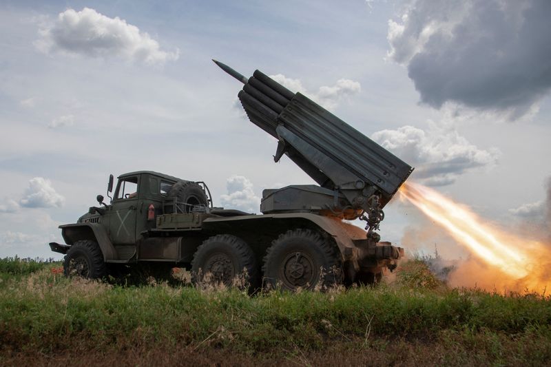 &copy; Reuters. Des militaires ukrainiens tirent un système de lance-roquettes multiples BM-21 Grad vers les troupes russes, au milieu de l'attaque de la Russie contre l'Ukraine, près d'une ligne de front dans la région de Donetsk, en Ukraine. /Photo prise le 21 juin 
