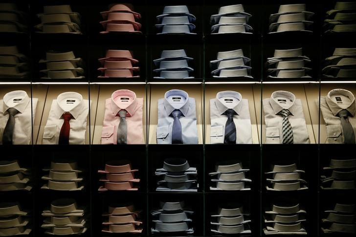 &copy; Reuters. Imagen de archivo de camisas y corbatas expuestas en una tienda de Hugo Boss en Kiev, Ucrania. 17 mayo 2017. REUTERS/Valentyn Ogirenko