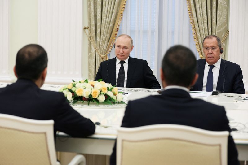 &copy; Reuters. Le président russe Vladimir Poutine et le ministre des Affaires étrangères Sergueï Lavrov à Moscou. /Photo prise le 22 juin 2023 à Moscou, en Russie/Spoutnik/Sergey Bobylev