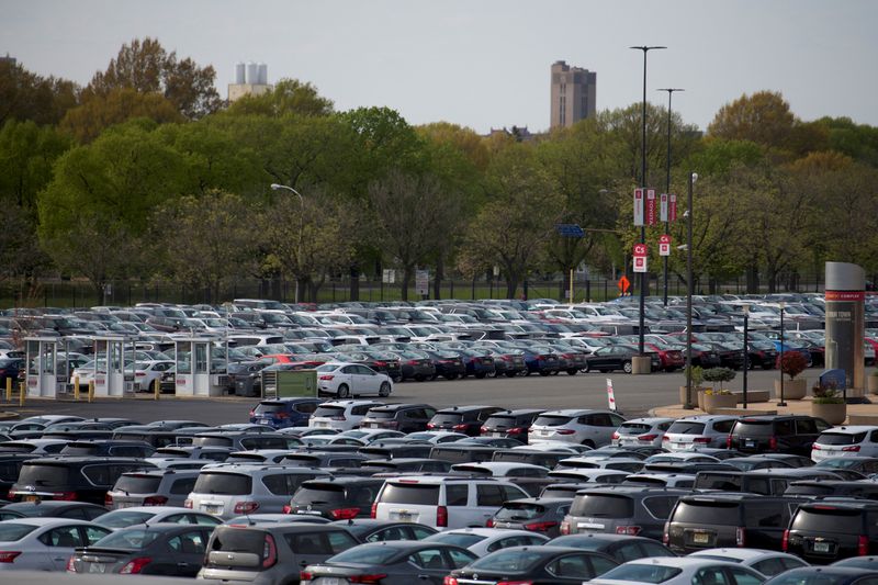 © Reuters. Cars unsold due to the autos market slowdown caused by coronavirus disease (COVID-19) are stored in the parking lot of the Wells Fargo Center in Philadelphia, Pennsylvania, U.S., April 28, 2020.  REUTERS/Mark Makela