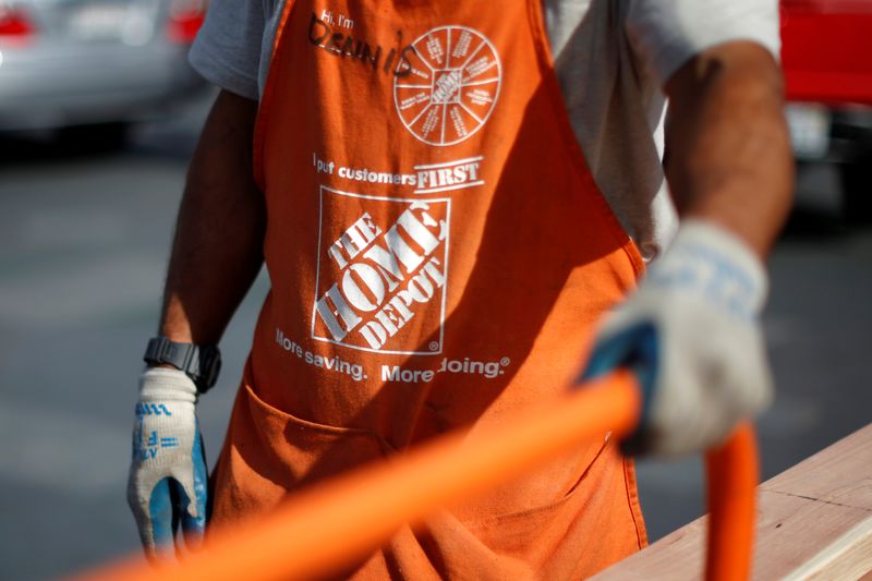 &copy; Reuters. A Home Depot employee is seen outside a store in Los Angeles, California March 17, 2015. REUTERS/Lucy Nicholson/File Photo