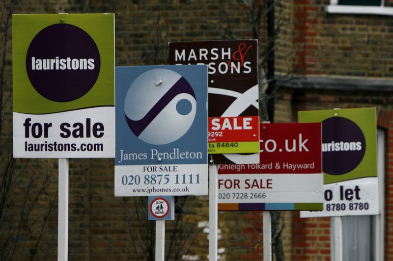 © Reuters. FILE PHOTO: A row of for sale boards are pictured in London January 4, 2008. REUTERS/Luke MacGregor (BRITAIN)