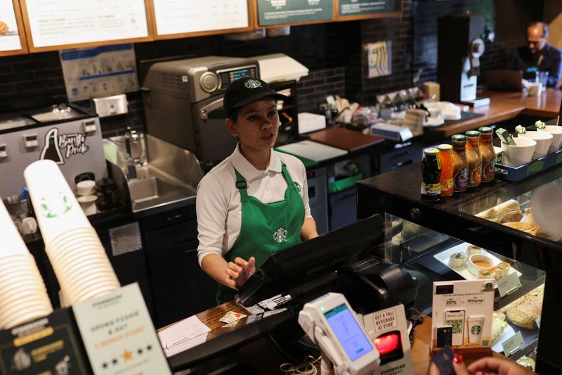 © Reuters. Funcionário recebe pedido de cliente em uma loja da Starbucks
30/05/2023
REUTERS/Anushree Fadnavis