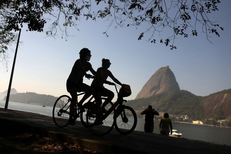 &copy; Reuters. Pessoas passeiam de bicicleta no Rio de Janeiro
08/08/2022
REUTERS/Pilar Olivares
