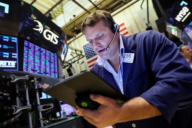 © Reuters. Traders work on the floor of the New York Stock Exchange (NYSE) in New York City, U.S., June 22, 2023.  REUTERS/Brendan McDermid