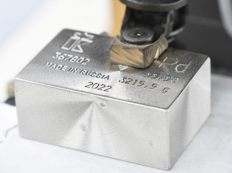 &copy; Reuters. A machine engraves information on an ingot of 99.98 percent pure palladium at the Krastsvetmet non-ferrous metals plant in the Siberian city of Krasnoyarsk, Russia March 10, 2022. REUTERS/Alexander Manzyuk