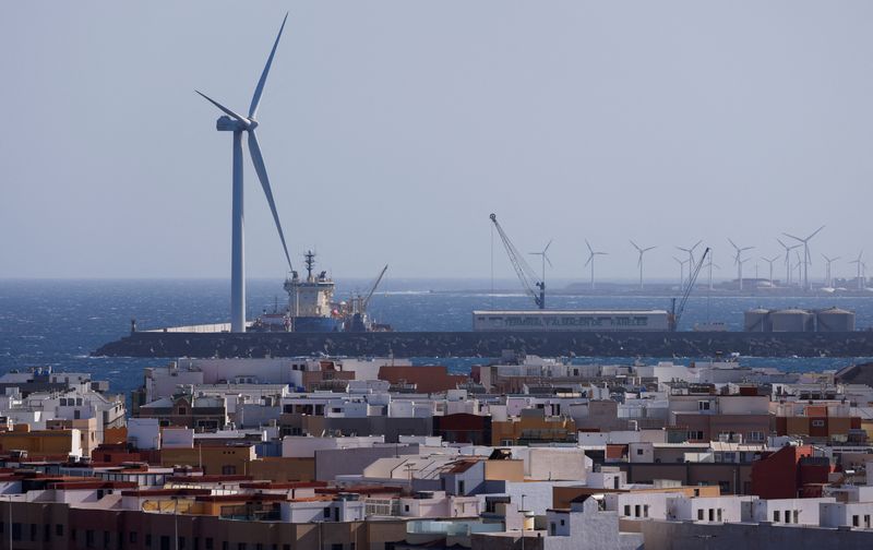 &copy; Reuters. FILE PHOTO: A wind turbine of the Siemens Gamesa company located at the Port of Arinaga is seen from a viewpoint of Arinaga on Gran Canaria Island, Spain, May 2, 2022. REUTERS/Borja Suarez/File Photo