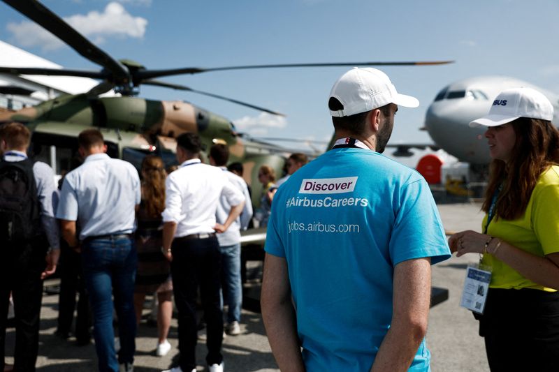 &copy; Reuters. Estudantes da Universidade de Stuttgart visitam um helicóptero Airbus H145M na Paris Airshow 
21/06/2023. REUTERS/Benoit Tessier/File Photo