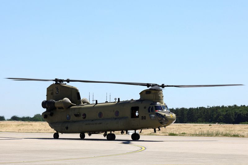 &copy; Reuters. FILE PHOTO: U.S. Army's Boeing CH-47F Chinook arrives ahead of the opening of the International Aerospace Exhibition ILA at Schoenefeld Airport in Berlin, Germany, June 21, 2022. REUTERS/Christian Mang