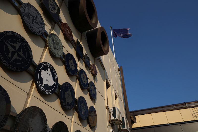 © Reuters. A NATO flag waves at the headquarters of the NATO Mission in Kosovo, June 20, 2023. REUTERS/Fatos Bytyci