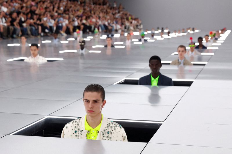 Kim Jones, da Dior, faz modelos surgirem do chão na Semana de Moda de Paris