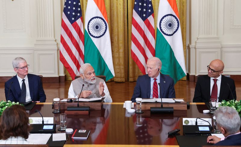 © Reuters. U.S. President Joe Biden and India's Prime Minister Narendra Modi meet with senior officials and CEOs of American and Indian companies, including Apple CEO Tim Cook and Satya Nadella, CEO of Microsoft, in the East Room of the White House in Washington, U.S., June 23, 2023. REUTERS/Evelyn Hockstein
