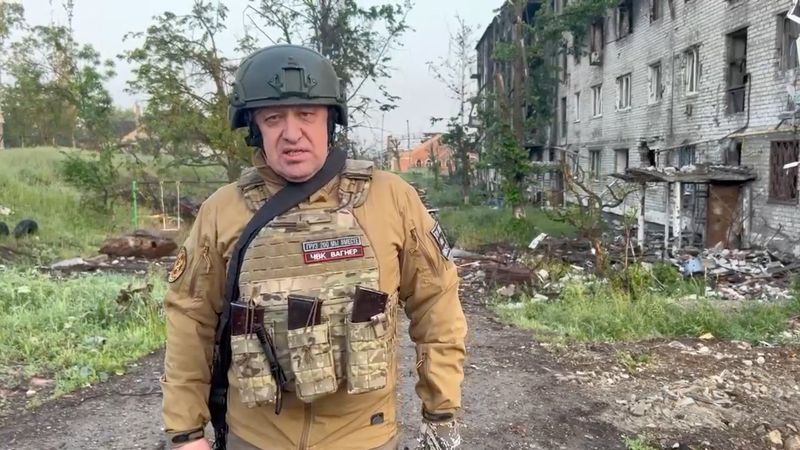 &copy; Reuters. يفجيني بريجوجن مؤسس مجموعة فاجنر العسكرية الروسية الخاصة يعلن أن مجموعته بدأت الانسحاب من مدينة باخموت الأوكرانية وتسليم مواقعها هناك إلى 