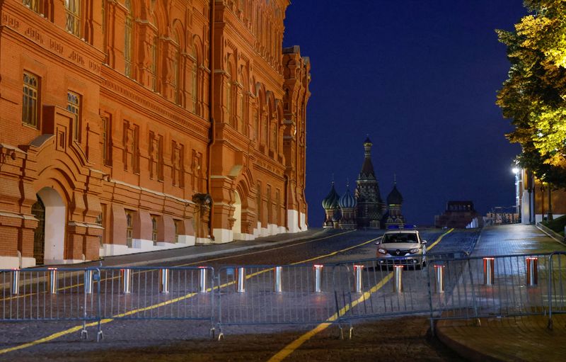&copy; Reuters. سيارة شرطة تظهر خلف حاجز في الميدان الأحمر وسط العاصمة الروسية موسكو يوم السبت. تصوير: يفجينيا نوفوزينينا - رويترز.  