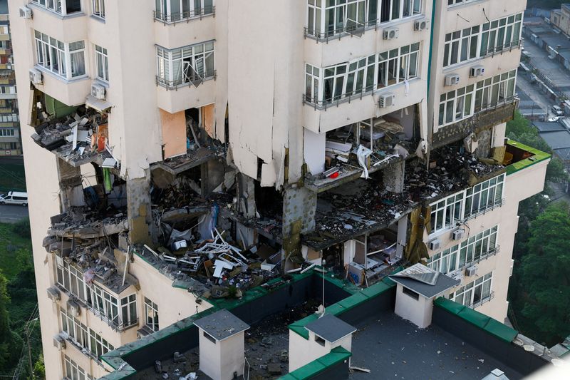&copy; Reuters. مشهد مبنى سكني تضرر جراء هجمات صاروخية روسية في كييف بأوكرانيا يوم السبت. تصوير: فالنتين أوجيرنكو - رويترز.
