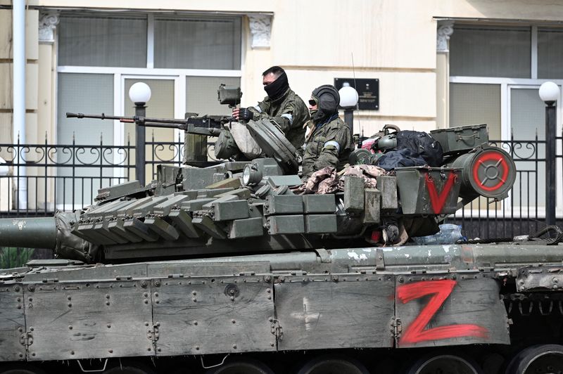 &copy; Reuters. مقاتلون من مجموعة فاجنر العسكرية الروسية الخاصة على ظهر عربة مدرعة بالقرب من مقار المنطقة العسكرية الجنوبية في روستوف أون دون يوم السبت. تص