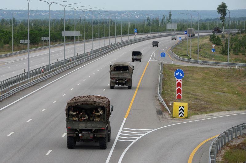 &copy; Reuters. رتل عسكري من مجموعة فاجنر العسكرية الروسية الخاصة على طول الطريق السريع إم-4 الرابط بين موسكو ومدن روسيا الجنوبية يوم السبت. تصوير: رويترز.